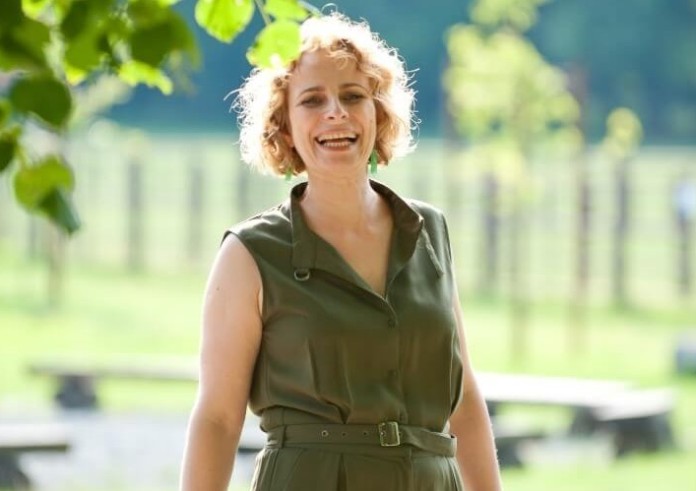 Spacer z leśnikiem. Na wysokich obcasach