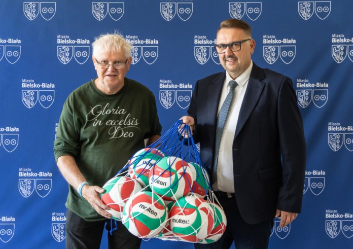 Piłki zamiast smartfonów. Pastor Jan Byrt z troską o najmłodszych