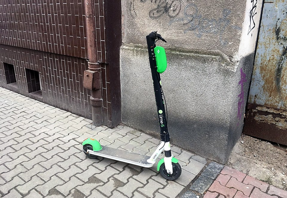 Porzucane hulajnogi to rosnący kłopot