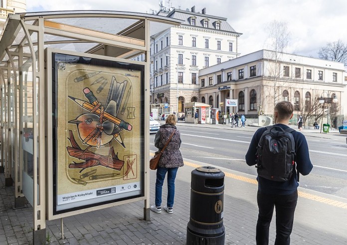 Prace bielskich artystów na autobusowych przystankach