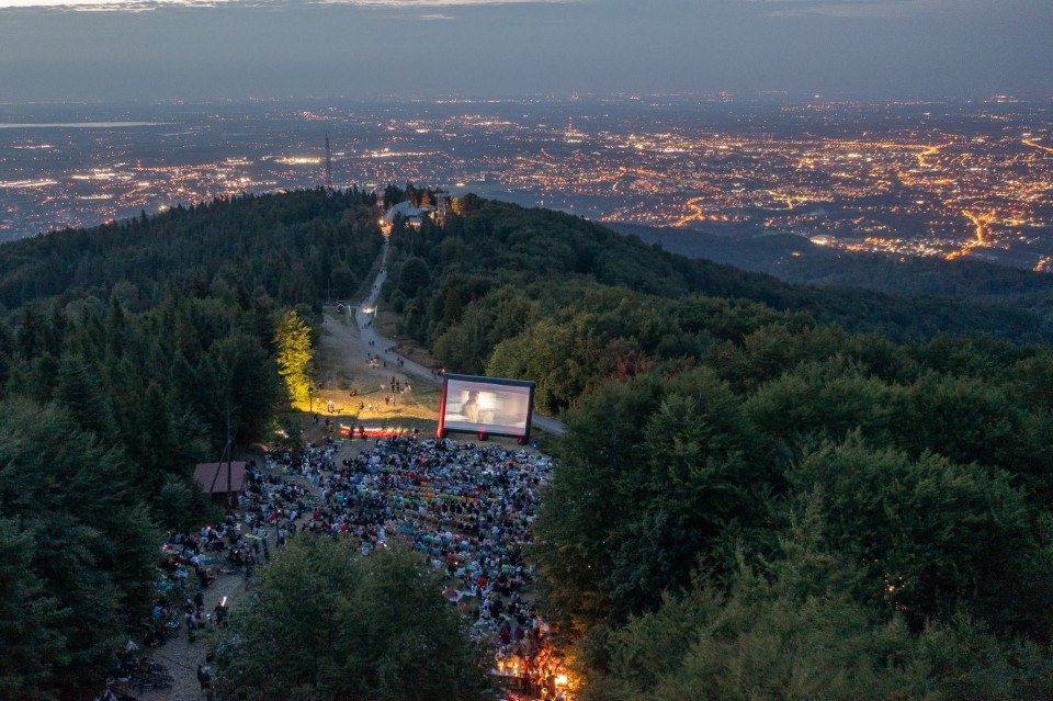 Kino pod gwiazdami i nocny zjazd koleją