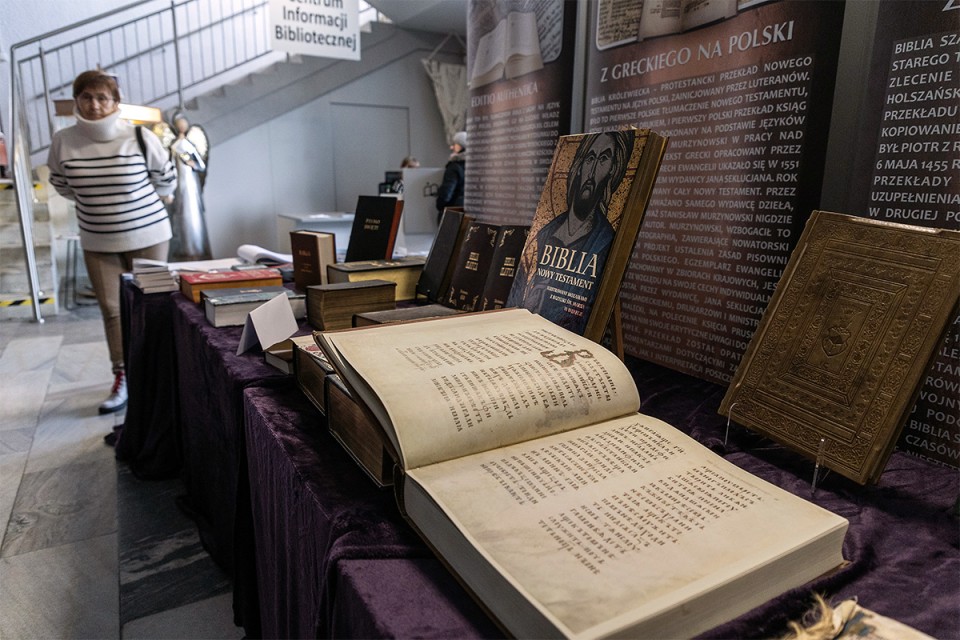 W Książnicy o  historii Biblii