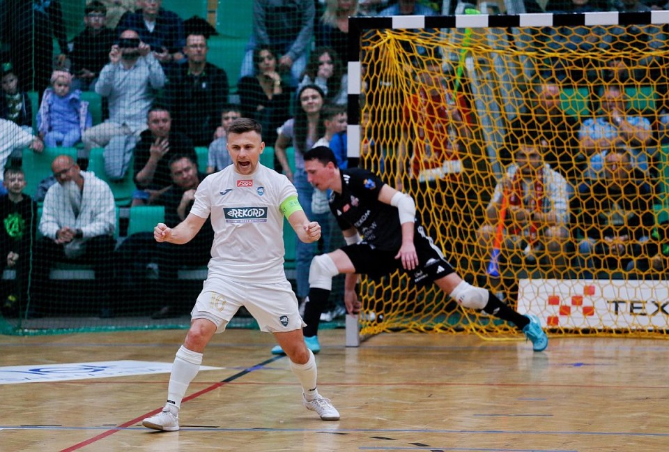 Zdecydowały karne. Rekord gra dalej!
