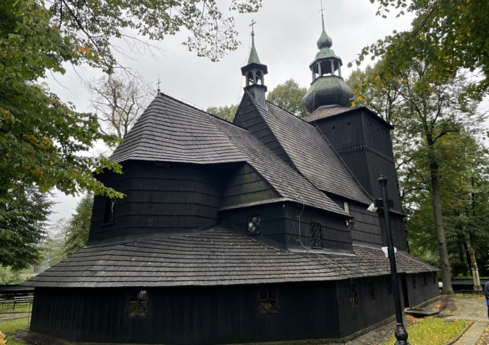 Konserwacja polichromii w mikuszowickim kościele św. Barbary