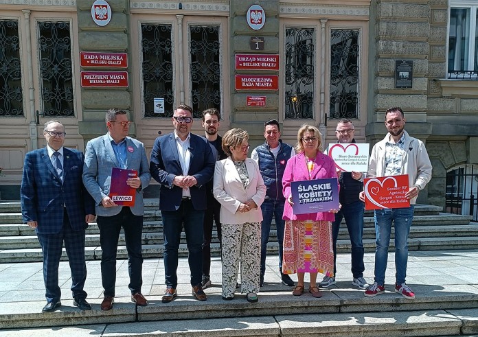 O wyborach na ratuszowych schodach