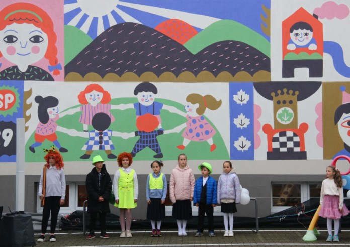 Mural z Korczakiem na szkole w Komorowicach