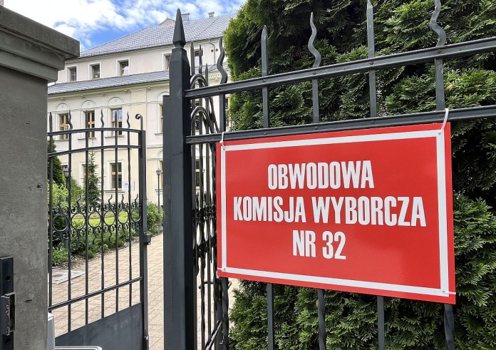 Zakończyła się druga tura wyborów. Rekordowa frekwencja [aktualizacja]