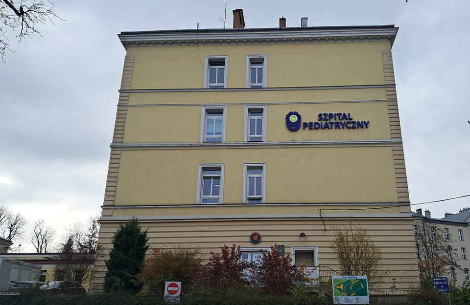 Prośba szpitala: jedna osoba przy łóżku
