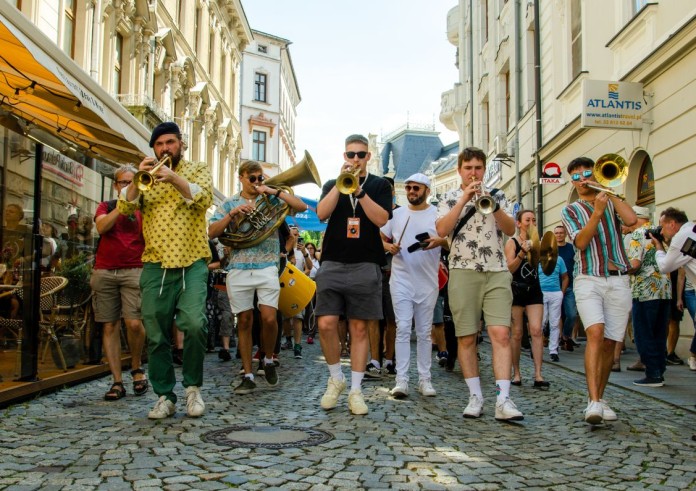 Radosna parada. Muzyka opanowała miasto. [zdjęcia]