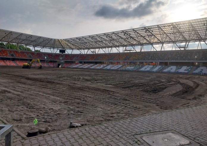 Trwa wymiana murawy na stadionie miejskim (zdjęcia)