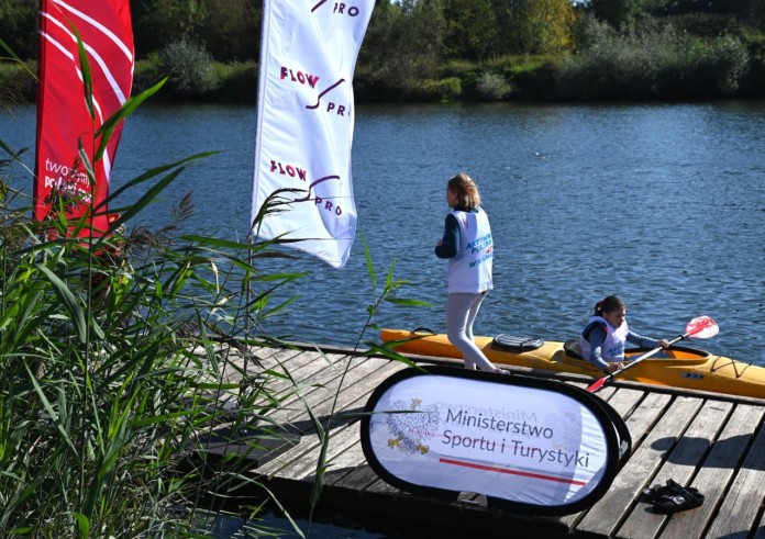 Kajakarskie aktywności w malowniczych okolicznościach