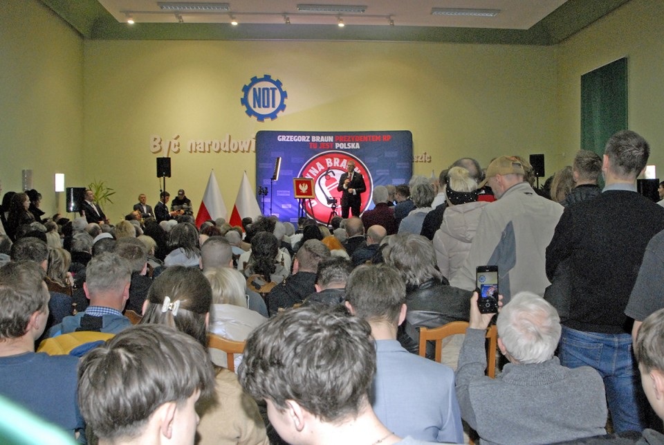 Grzegorz Braun w otoczeniu tłumu zwolenników