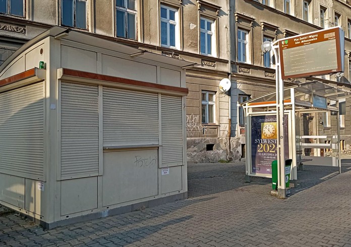 Puste kioski na przystankach