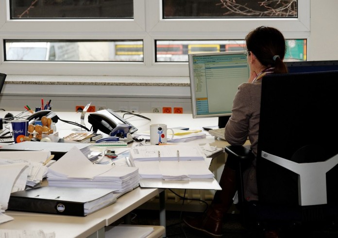 Administracja coraz droższa