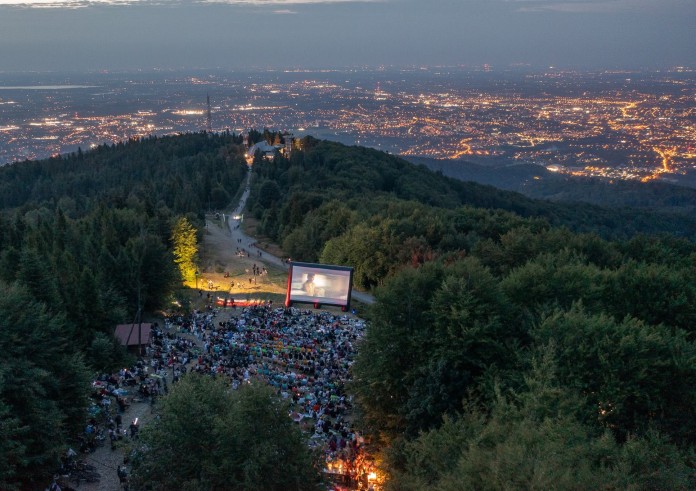 Kino pod gwiazdami i nocny zjazd koleją