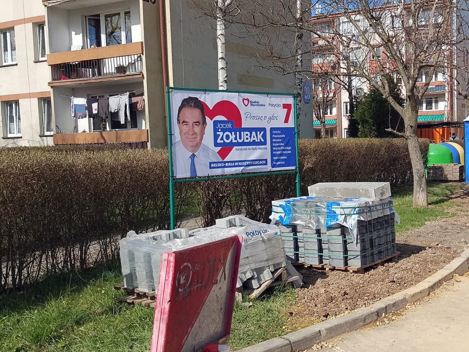 Historia pewnej tablicy.   Baner wyborczy – tak, informacje rady osiedla – nie